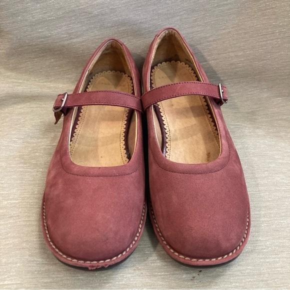 LAND’S END Sz 9B Suede  Mary Jane Style Rubber Sole Buckle Closure Sandals Shoes - Picture 2 of 10